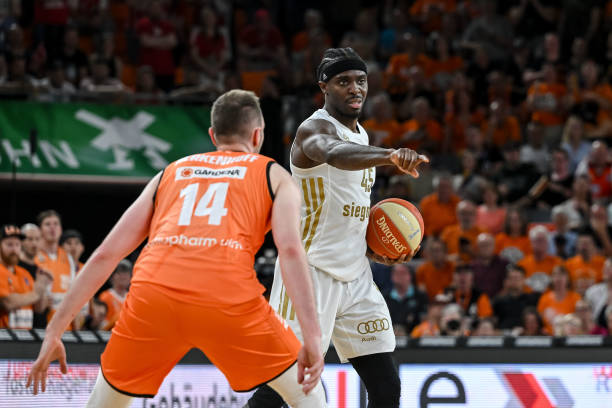 虽然阿尔卡 虽然阿尔卡