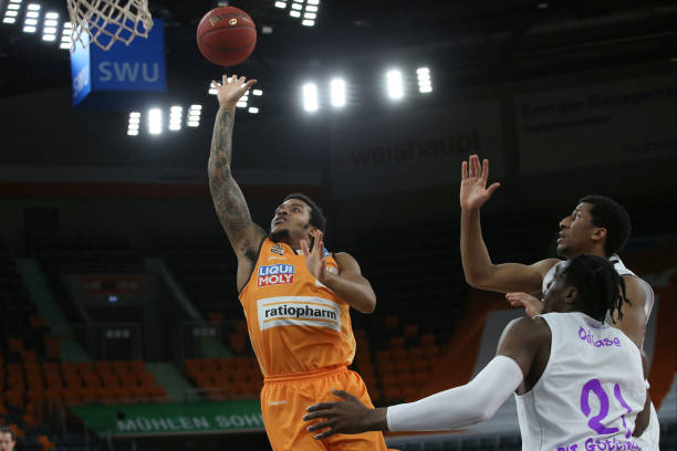 集防守时的 集防守时的